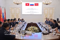 At atheworking session between the delegation and authorities of St. Petersburg. (Photo: VNA)