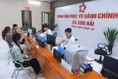 Residents at the Public Service Centre of Son Hai Commune (Bac Ninh) to handle public administrative procedures. (Photo: VNA)