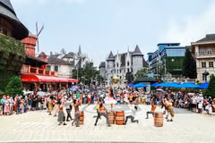 Art performances at tourist attractions in Da Nang draw large crowds of local residents and visitors (Photo: VNA) 