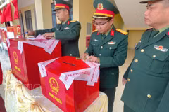 The ballot boxes are being sealed at the polling station on Bach Long Vi special zone. (Photo: VNA broadcasts)