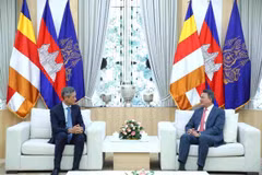 Vietnamese Ambassador to Cambodia Nguyen Minh Vu (L) and Cambodian Deputy Prime Minister and First Vice Chairman of the Council for the Development of Cambodia Sun Chanthol (Photo: VNA)