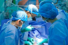 Doctors at the University Medical Centre HCM City perform a heart transplant from a brain-dead donor on a 11-year-old child. (Photo courtesy of the hospital)
