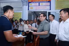 Prime Minister Pham Minh Chinh inspects the operation of the two-tier local administration in An Giang. province. (Photo: VNA)