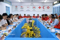 Leaders of the Ho Chi Minh City Red Cross Society on host a delegation from the Social Work Department of the Communist Party of China Central Committee led by Deputy Head Zhao Shi Tang on September 22 (Photo: VNA)