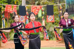 Thai ethnic women perform at a cultural activity at the Vietnam National Village for Ethnic Culture and Tourism. (Photo: VNA)