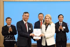 General Secretary of the Communist Party of Vietnam Central Committee and President To Lam (centre), together with senior officials of Vietnam, witnesses the exchange of cooperation documents between Vietnam and United Nations agencies in New York on September 22, 2026. (Photo: VNA)