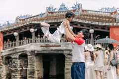 Visitors in Hoi An of Da Nang (Photo: VNA)