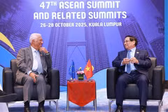 Prime Minister Pham Minh Chinh (R) meets President of the European Council Antonio Costa on the sidelines of the 47th ASEAN Summit in Malaysia. (Photo: VNA)