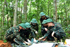 Officers and soldiers recover martyrs’ remains in the area of Khe Cay Loi Hill, Huong Lap commune, Quang Tri province. (Photo published by VNA)