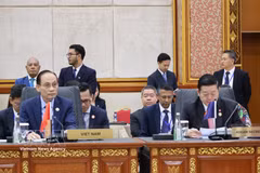 Politburo member and Minister of Foreign Affairs Le Hoai Trung (front row, left) at the 25th ASEAN-EU Ministerial Meeting in Brunei on April 28, 2026. (Photo: VNA)