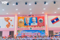 Students of the Nguyen Du Lao–Vietnamese Bilingual School in Vientiane in the ceremony marking the start of the 2026-2027 academic year. (Photo: VOV)