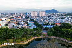 Some buyers are now increasingly concerned with factors such as air quality, green spaces, and the surrounding community, and many are willing to pay a premium for a ‘green’ home. (Illustrative photo: VNA)