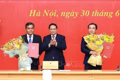 PM Pham Minh Chinh presents his decisions appointing two provincial Party secretaries to deputy-ministerial level positions, at a conference on June 30. (Photo: VNA)