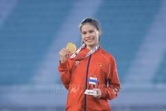 Nguyen Thi Ngoc secures a gold medal in the women’s 400m final on December 12, 2025. (Photo: VNA)