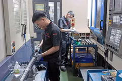 Workers manufacture components for the automobile and motorcycle manufacturing industry at KD Heat Technology Co. Ltd. in Diem Thuy Industrial Park, Thai Nguyen province (Photo: VNA)