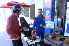 A customer purchases E10 biofuel at a Petrolimex station in Pho Hien ward, Hung Yen province (Photo: VNA)