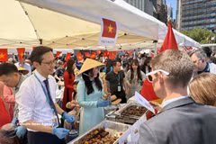 Ambassador Do Hung Viet, Vietnam's Permanent Representative to the United Nations, and his spouse introduce Vietnamese dishes to visitors at the 2026 UN International Bazaar in New York on June 3. (Photo: VNA)