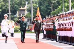 General Nguyen Tan Cuong (left), Chief of the General Staff of the Vietnam People’s Army and Deputy Minister of National Defence, and General Romeo Brawner Jr., Chief of Staff of the Armed Forces of the Philippines, inspect the guard of honour of the Vietnam People's Army on June 3. (Photo: VNA)