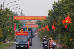 Mobile loudspeaker vehicles and banners used to promote the upcoming election in Vinh Vien commune, Can Tho city. (Photo: VNA)