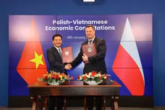 Minister of Industry and Trade Nguyen Hong Dien and Polish Minister of Economic Development and Technology Krystof Paszyk sign a meeting minute, agreeing on many important contents to promote economic and trade cooperation between the two countries. (Photo: VietnamPlus)