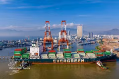Container ships unloading goods at Quy Nhon Port - the main import and export gateway for goods from the Central Highlands, and the starting point in Gia Lai province's logistics system (Photo: VNA)