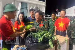 Ambassador Vu Trung My presents gifts to Vietnamese search and rescue team carrying out international humanitarian duties in La Guaira state of Venezuela (Photo published by VNA)