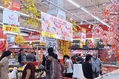People shop at a Go! supermarket (Photo: VNA)