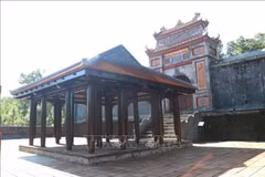 The wooden structure erected at the tomb of Empress Dowager Tu Du will be dismantled before March 3 (Photo: VNA)