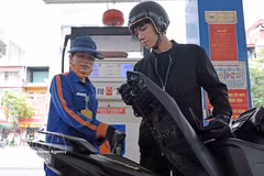 At a filling station in Hanoi. (Photo: VNA)