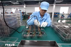 Producing electronic components for export at Tu Ha Industrial Park, Huong Tra township, Hue city. (Photo: VNA)