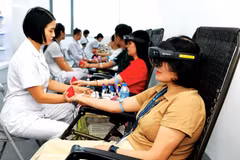 Blood donors experience mixed reality technology at blood donation event held in Hanoi on the occasion of World Blood Donor Day on June 14. (Photo: Hoang Anh)