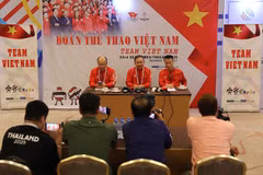 Head of the Vietnamese sports delegation Nguyen Hong Minh (centre) and two deputy heads of the delegation preside over the meeting with reporters covering the SEA Games in Bangkok. (Photo: VNA)