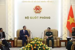 Politburo Member, Deputy Secretary of the Central Military Commission, Deputy Prime Minister, and Minister of National Defence General Phan Van Giang (R) and outgoing French Ambassador to Vietnam Olivier Brochet in Hanoi on August 25, 2026. (Photo: chinhphu.vn) 
