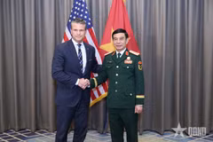 Deputy Prime Minister and Minister of National Defence Gen. Phan Van Giang (R) and US Secretary of War Pete Hegseth (Photo: qdnd.vn)