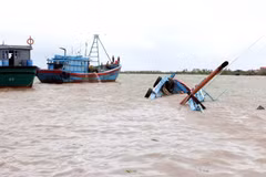 Rescure forces bring all crew members on a watercraft that was capsized to shore safely on the Chanh River, Quang Yen ward, Quang Ninh province. (Photo: VNA)