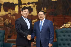Prime Minister Pham Minh Chinh (R) receives Yukihito Honda, CEO of the Sumitomo Corporation's Urban Infrastructure Development Group in Hanoi on July 22 (Photo: VNA)