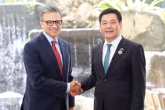 Minister of Industry and Trade Nguyen Hong Dien (R) meets with President and CEO of the Business Council of Canada (BCC) Goldy Hyder in Kuala Lumpur on October 27. (Photo: VNA)