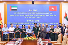 Sen. Lieut. Gen. Nguyen Truong Thang, Deputy Minister of National Defence of Vietnam (seventh, left), Lieut. Gen. Ibrahim Nasser Mohammed Al Alawi, Undersecretary of the UAE Ministry of Defence (sixth, left) and other delegates pose for a group photo (Photo: VNA)