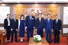 Nguyen Trong Nghia, Politburo member, Secretary of the Communist Party of Vietnam (CPV) Central Committee, and Chairman of its Commission for Information, Education and Mass Mobilisation (third, right) and the high-ranking delegation of the Communist Party of Uruguay (PCU). (Photo: VNA)