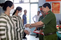  A police officer hands over amnesty decisions to prisoners in Soc Trang province (Photo: VNA) 