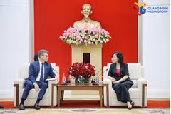 Vice Chairwoman of the Quang Ninh municipal People's Committee Vu Thi Mai Anh (right) meets with Jonathan Wallace Baker, UNESCO Representative to Vietnam, on October 29, 2026. (Photo: baoquangninh.vn)