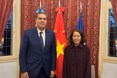 Vietnam's Ambassador to Argentina Ngo Minh Nguyet and Senator Jorge Milton Capitanich, Chairman of the Asian Friendship Group of the Argentine Senate at the reception on June 8 (Photo: VNA)