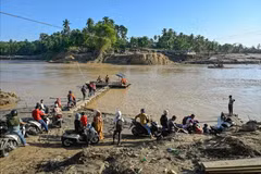 Flash floods kill at least 14 in Indonesia