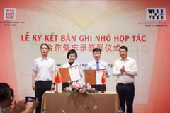 A view of the signing ceremony of the Hanoi-Beijing memorandum of understanding (MoU) on cooperation in preserving and promoting the heritage values of the Vietnamese capital’s iconic Van Mieu – Quoc Tu Giam (Temple of Literature – Imperial Academy) complex. (Photo: VNA)
