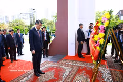 Prime Minister Le Minh Hung pays tribute to late Cambodian King Norodom Sihanouk (Photo: VNA)