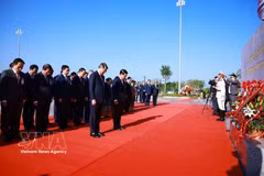 Vietnamese Prime Minister Le Minh Hung and his Lao counterpart Saleumxay Kommasith visit the Laos–Vietnam Friendship Park in Vientiane and lay flowers in tribute to the countries’ revered leaders on October 9, 2026. (Photo: VNA)
