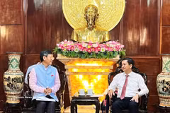 Secretary of the Can Tho municipal Party Committee Le Quang Tung (R) and Indian Ambassador to Vietnam Tshering Wangchuk Sherpa (Photo: VNA)