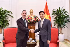 Deputy Foreign Minister Dang Hoang Giang (right) meets with UNFPA Representative in Vietnam Matt Jackson in Hanoi on May 29. (Photo: Ministry of Foreign Affairs)