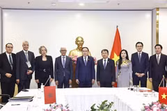 NA Chairman Tran Thanh Man (fifth from right), Speaker of the House of Representatives of Morocco Rachid Talbi El Alami (fourth from left) and other officials at the reception in Can Tho on January 21 (Photo: VNA)