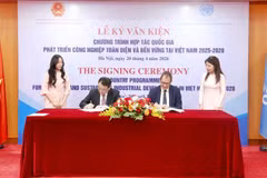 Vietnam and the United Nations Industrial Development Organisation (UNIDO) sign a new country cooperation programme to promote inclusive and sustainable industrial development on April 20. (Photo: VNA)